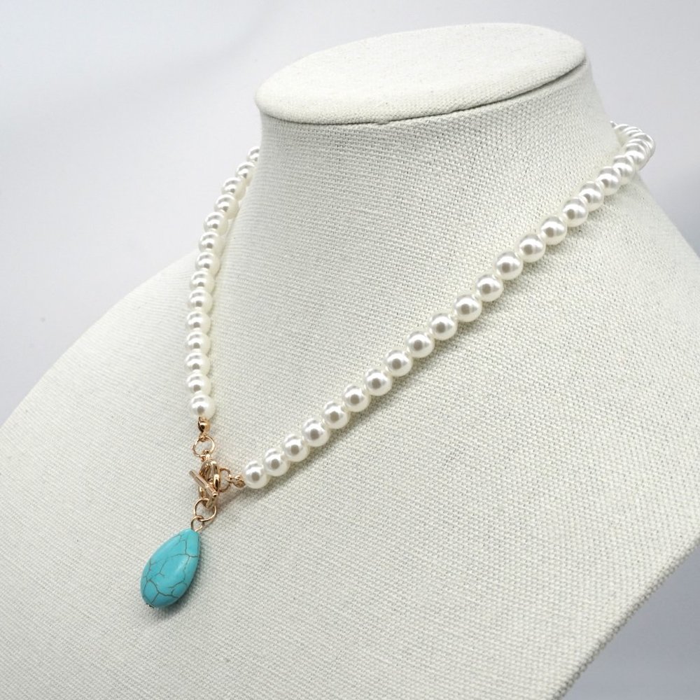 Turquoise stone with pearl chain. Toggle clasp. - Picture 3 of 4
